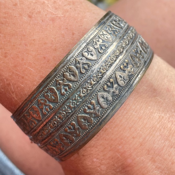 Antique ethnic hinged bracelet - Picture 3 of 6